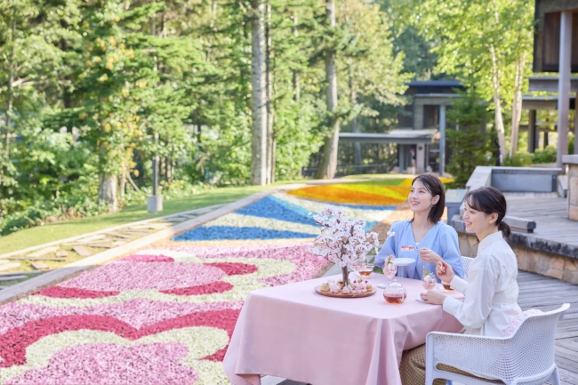 アフタヌーンティーを楽しみながら花咲くカーペットを眺める