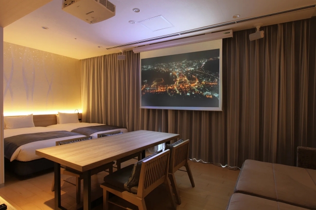 客室イメージ：プレミアファミリー・シアタールーム《銀花》（定員４名）