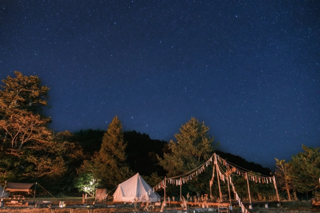 星空の下、焚火をしながら夢を語る贅沢な時間