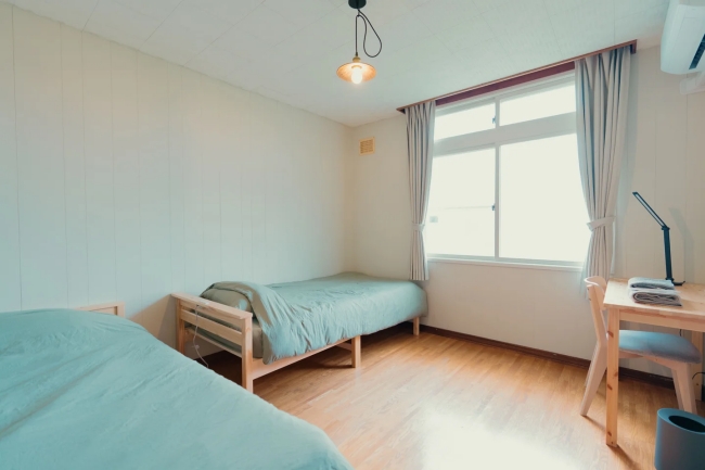 旧教員住宅をリノベーションした個室での滞在も可能