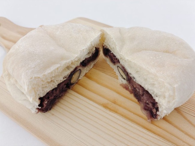「北海道黒豆あんぱん」の断面