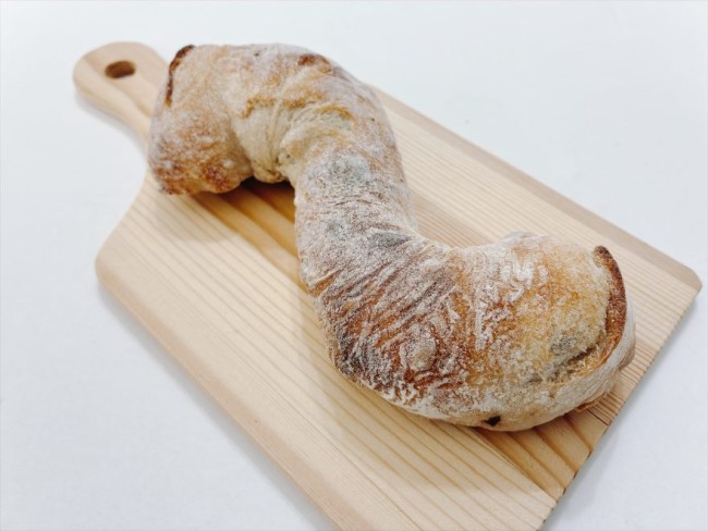 S字型が特徴的な『バゲットショコラ』(460円)