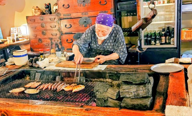 シシャモいかほたてを焼く90歳2代目女将