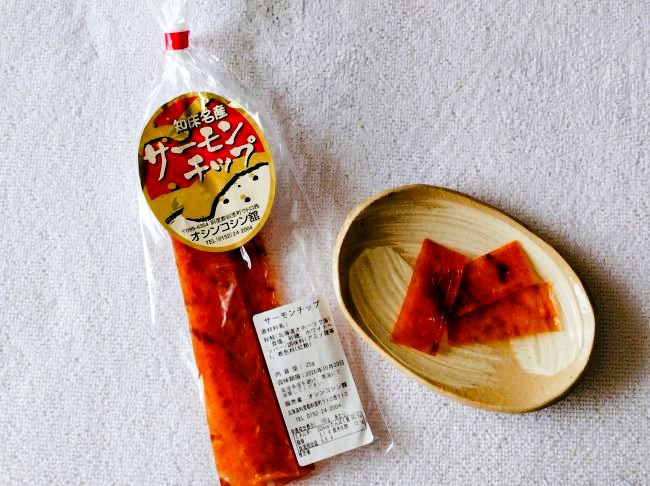 サーモンチップとお皿に出した写真