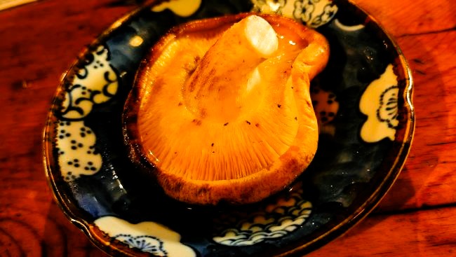 焼きたての酒蒸しして出汁がかかったしいたけ