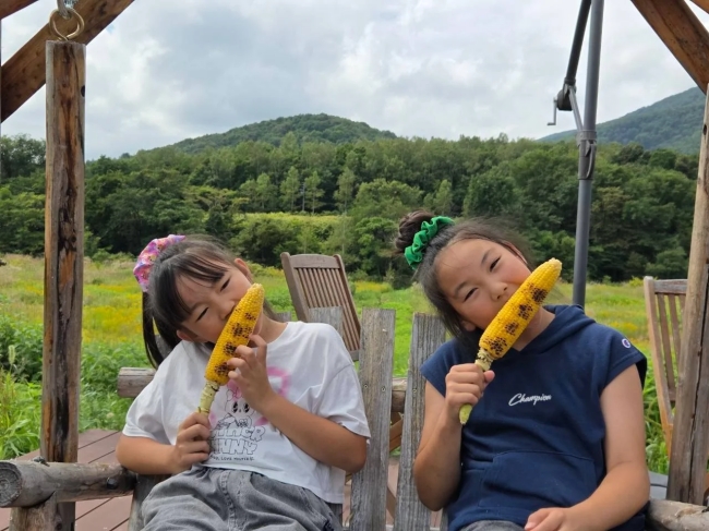 「赤井川コーン」の農園で、笑顔広がる子どもたち