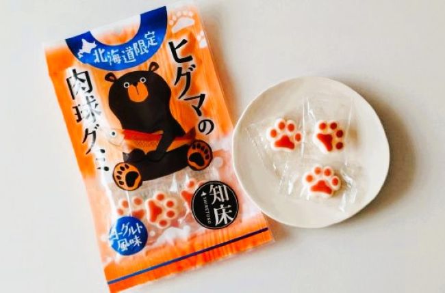 ヒグマの肉球グミとお皿に出した写真