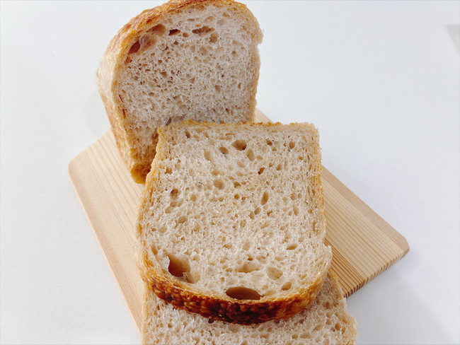 もっちりとした高密度のクラムが魅力の食パン断面