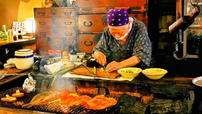 きんきほっけを焼く90歳の2代目女将